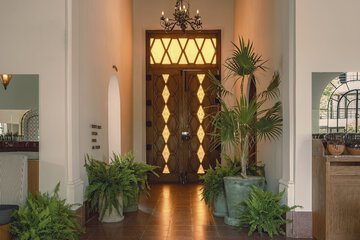 Lobby lounge
