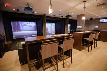 Indoor golf driving range