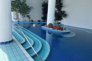 Indoor/outdoor pool