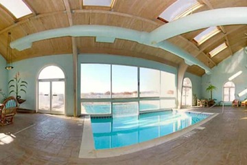 Indoor/outdoor pool