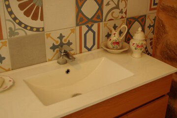 Bathroom sink