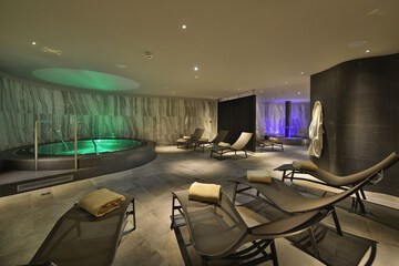 Indoor spa tub