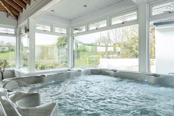 Indoor spa tub