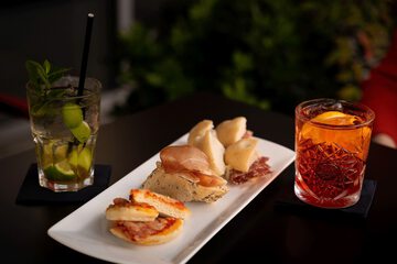 Lobby lounge