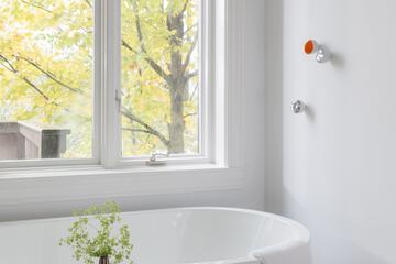 Deep soaking bathtub