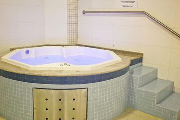 Indoor spa tub