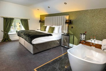 Deep soaking bathtub