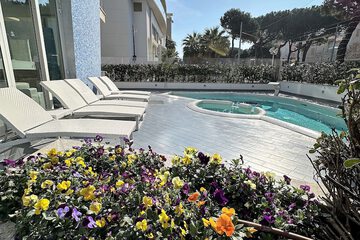 Pool waterfall