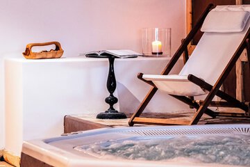 Indoor spa tub