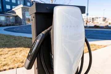 Electric vehicle charging station