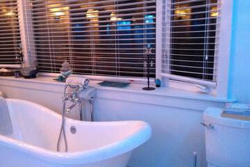 Deep soaking bathtub