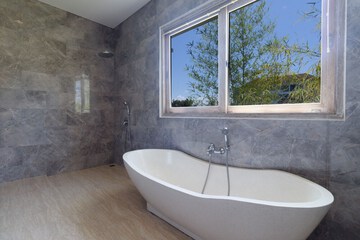 Deep soaking bathtub
