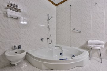 Jetted tub