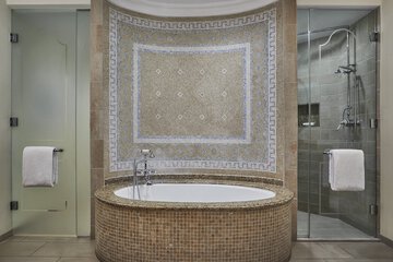 Deep soaking bathtub