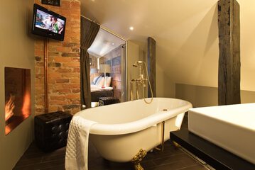 Deep soaking bathtub