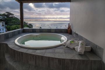 Private spa tub