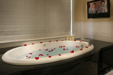 Deep soaking bathtub