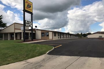 Super 9 Motel