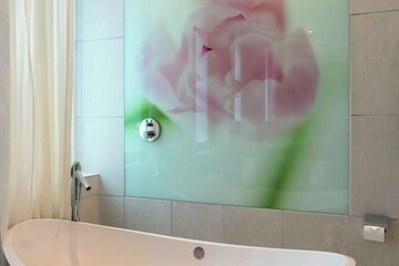 Deep soaking bathtub