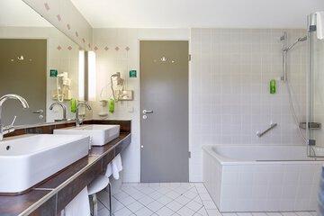 Deep soaking bathtub