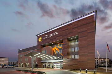 La Quinta Inn & Suites by Wyndham DFW West Glade Parks