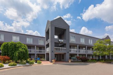 Howard Johnson by Wyndham Romulus Detroit Metro Airport