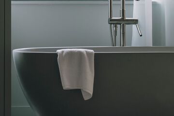 Deep soaking bathtub