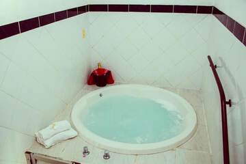 Indoor spa tub