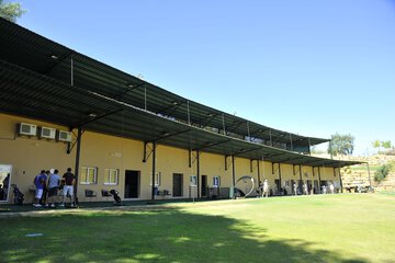 Indoor golf driving range