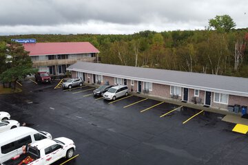 Moonlight Inn & Suites