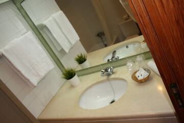 Bathroom sink