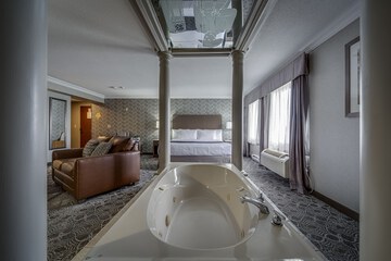 Deep soaking bathtub