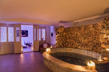 Indoor spa tub
