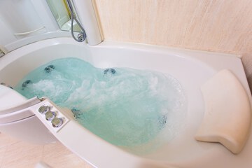 Deep soaking bathtub