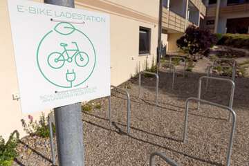 Electric vehicle charging station