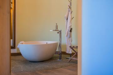 Deep soaking bathtub