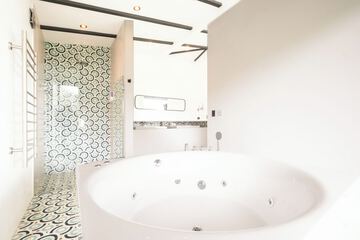 Jetted tub