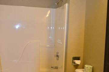 Deep soaking bathtub