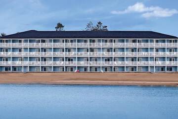 Fairview Beachfront Inn & Waterpark
