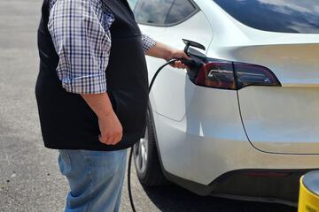 Electric vehicle charging station