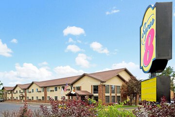 Super 8 by Wyndham Longmont / Twin Peaks