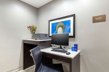 Business Center 57 of 59