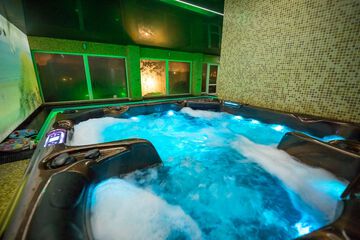 Indoor spa tub