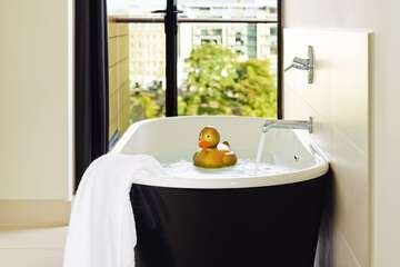 Deep soaking bathtub