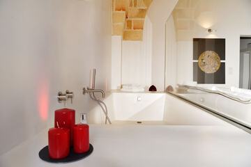 Deep soaking bathtub