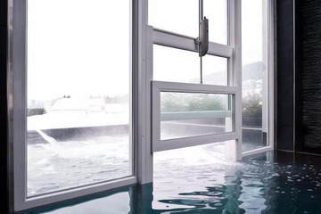 Indoor/outdoor pool