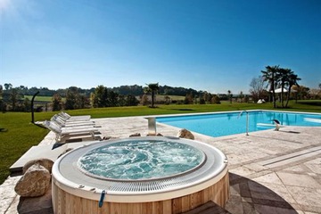 Outdoor spa tub