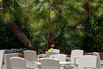 Poolside bar