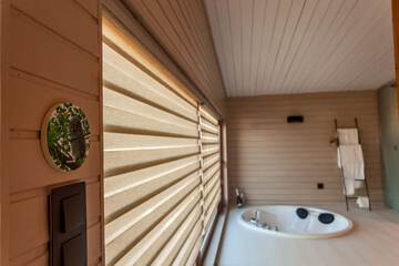 Deep soaking bathtub