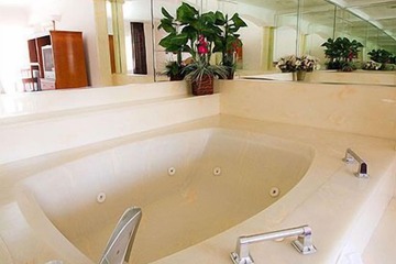 Jetted tub